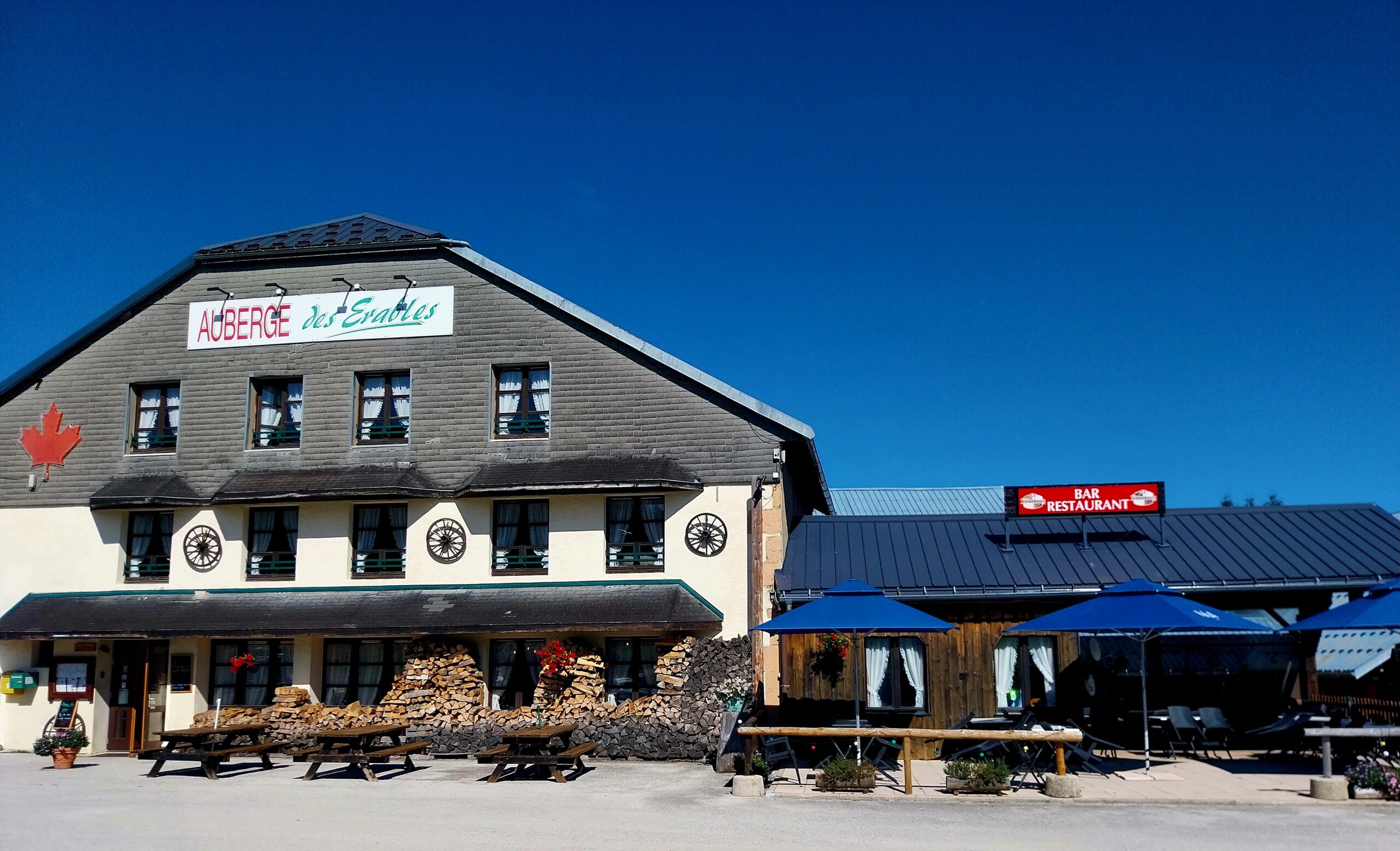 Située en plein coeur du Haut-Jura, cette auberge accueille sportifs, randonneurs, skieurs mais aussi cousinades et mariages dans un cadre authentique et chaleureux.